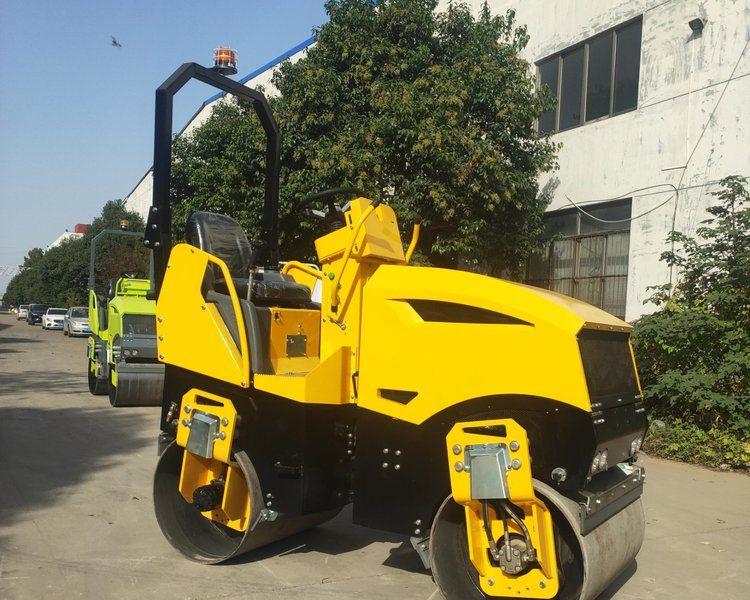 1噸半雙缸水冷壓路機(jī)供應(yīng)緊張 全液壓雙驅(qū)振動瀝青壓實機(jī)價格實惠