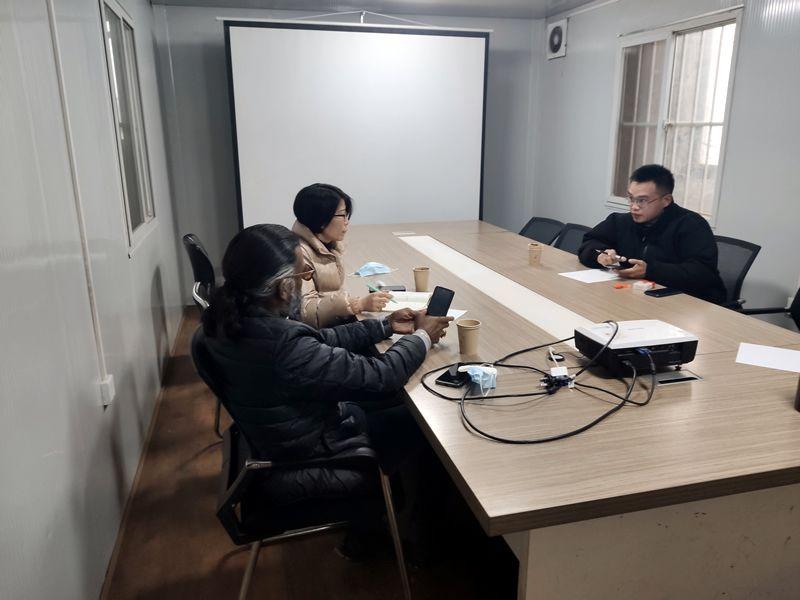 國外客戶來我廠考察，試駕奔馬小型壓路機