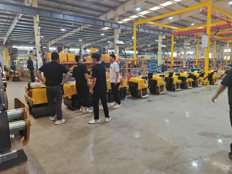 8月17日，國(guó)內(nèi)客戶來我廠參觀考察奔馬小型壓路機(jī)