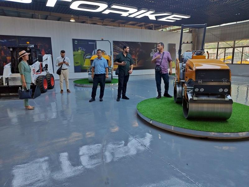國(guó)外客戶來我廠參觀考察小型壓路機(jī)，并達(dá)成合作意向