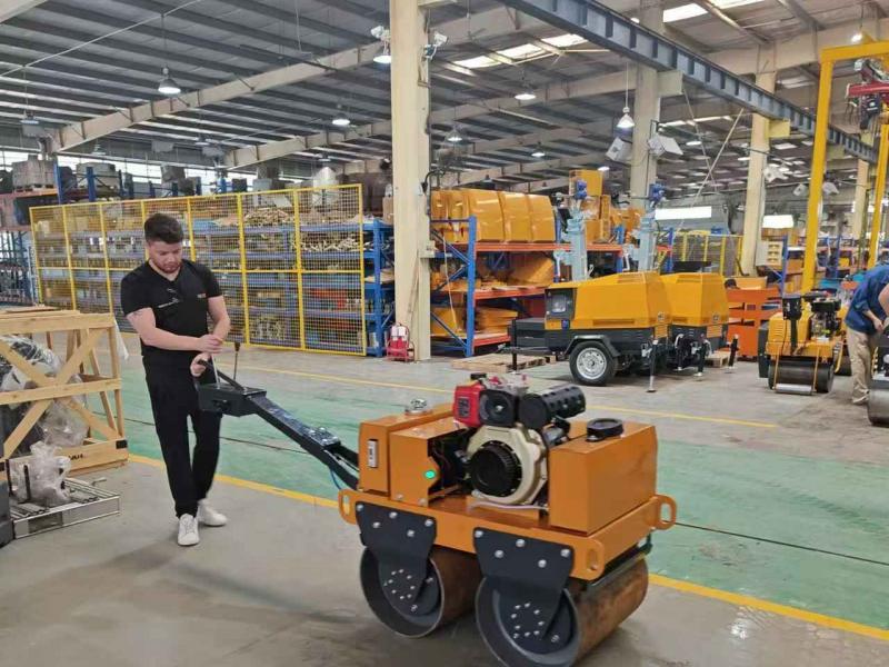 國外客戶來我廠參觀考察小型壓路機、移動照明車等產(chǎn)品