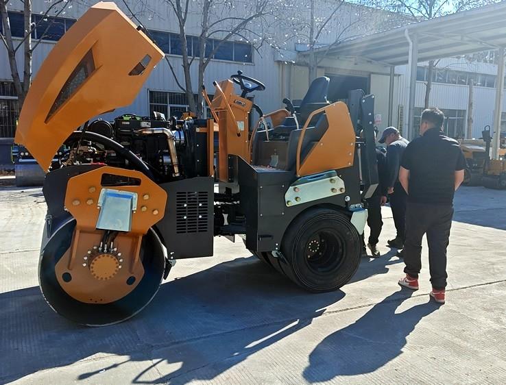 3月18日，哈薩克斯坦客戶來(lái)廠體驗(yàn)考察5噸膠輪壓路機(jī)