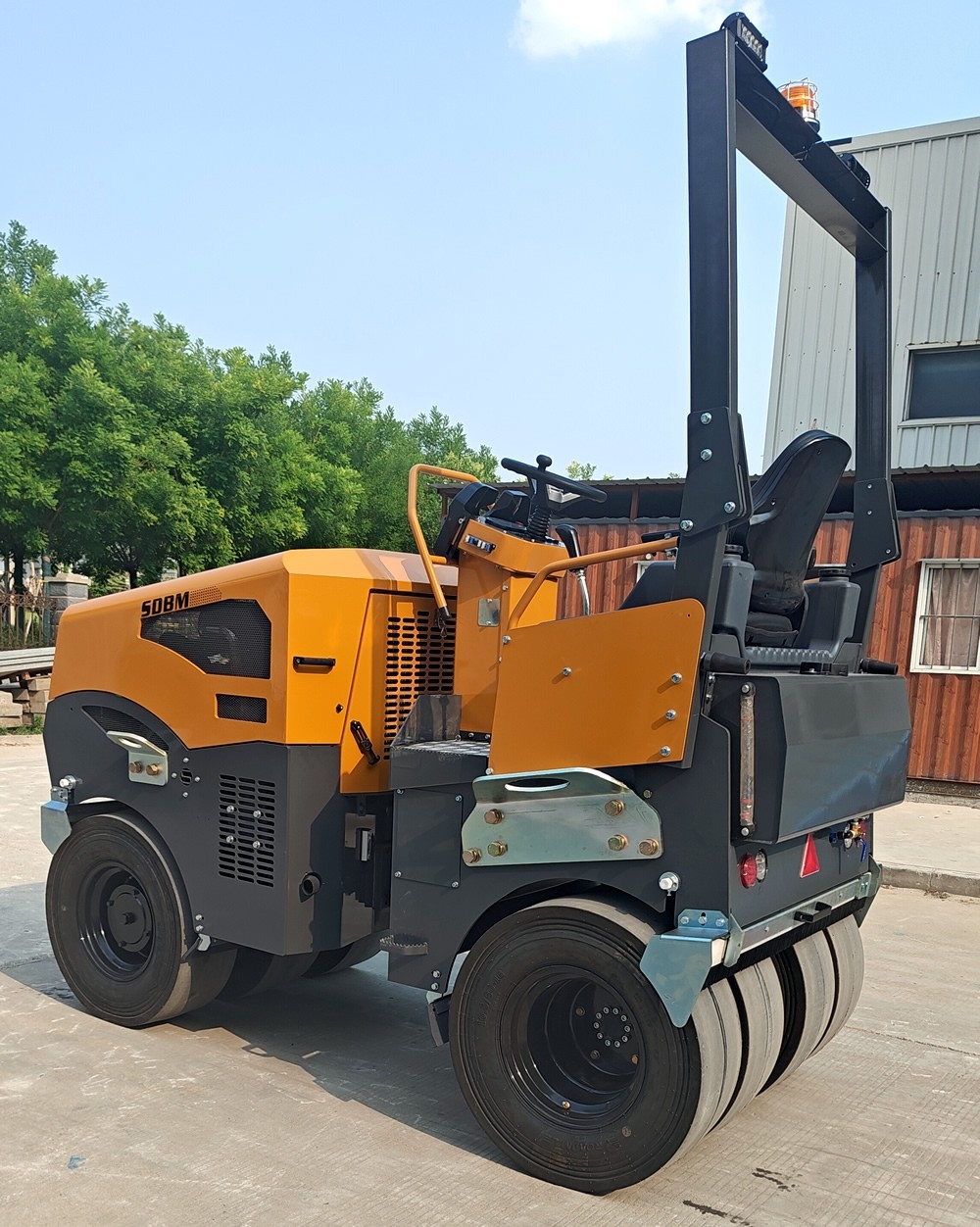 奔馬5噸小型座駕雙膠輪壓路機(jī)BM5000DQ